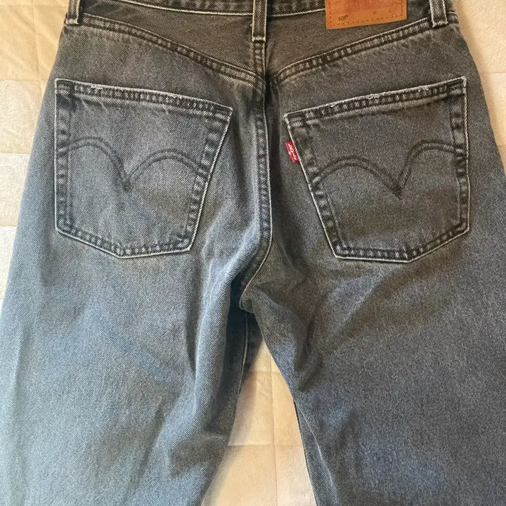 [BUNJANG] Levi's 501 Button Fly Denim Dark Gray W24 / 리바이스 501 버튼플라이 데님 W24사이즈 (다크그레이) (여성용)