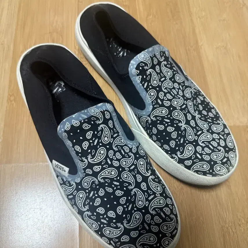 [BUNJANG] Vans ComfyCush One Bandana Black Sneakers 275 / 반스 컴피쿠시 원 반다나 블랙 스니커즈 275