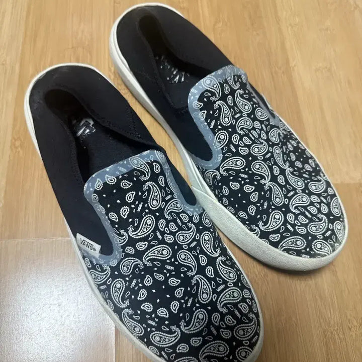 [BUNJANG] Vans ComfyCush One Bandana Black Sneakers 275 / 반스 컴피쿠시 원 반다나 블랙 스니커즈 275