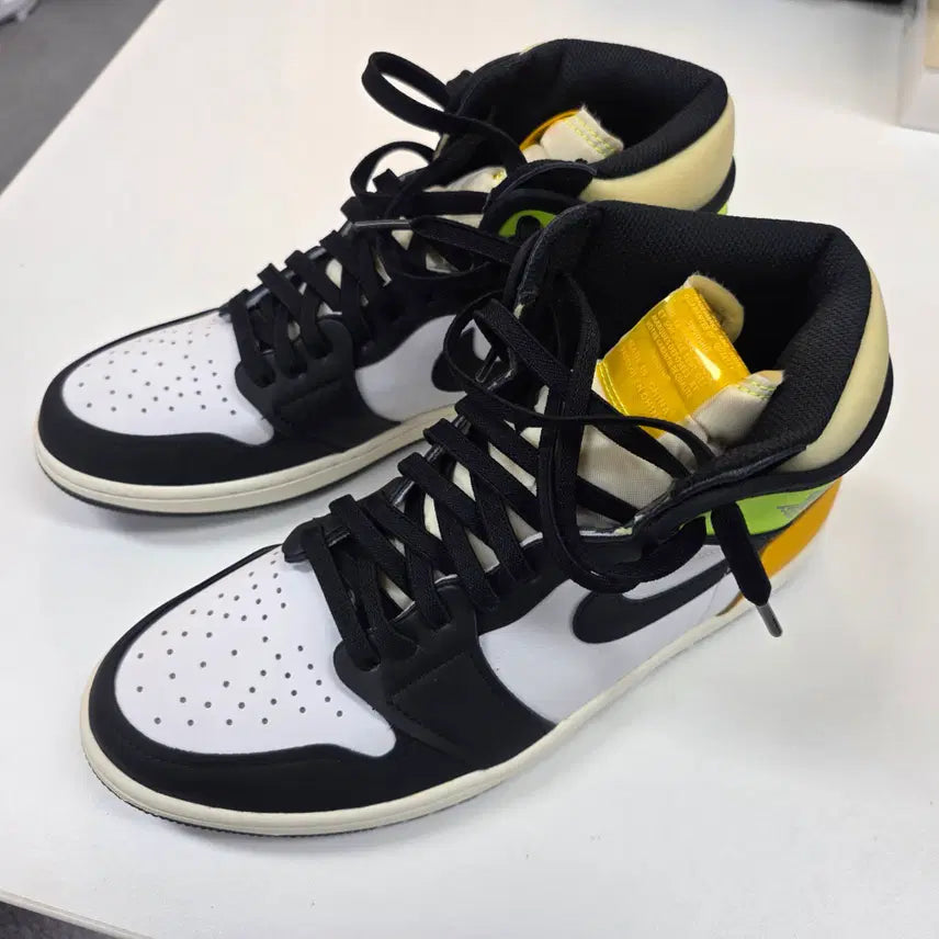 [BUNJANG] Air Jordan 1 Retro High OG Volt Gold Sneakers / [290 / 미착용새제품] 에어조던1 레트로 하이 OG 볼트 골드