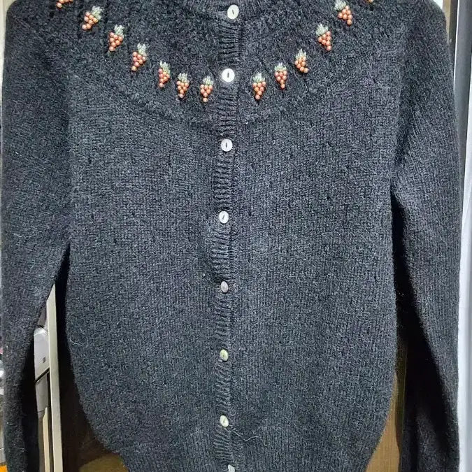 [BUNJANG] Unidentified Embroidered Black Cardigan / 포도 자수 블랙 가디건