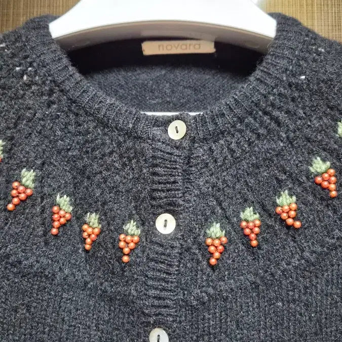 [BUNJANG] Unidentified Embroidered Black Cardigan / 포도 자수 블랙 가디건