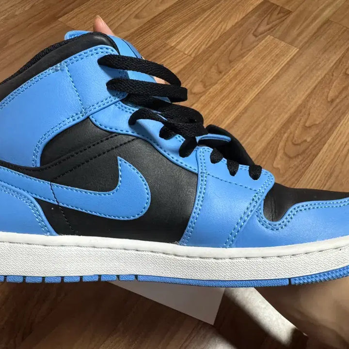[BUNJANG] Nike Jordan 1 Mid University Blue Black Sneakers / 조던 1 미드 유니버시티 블루 블랙 275 (1회착 거의 새상품)