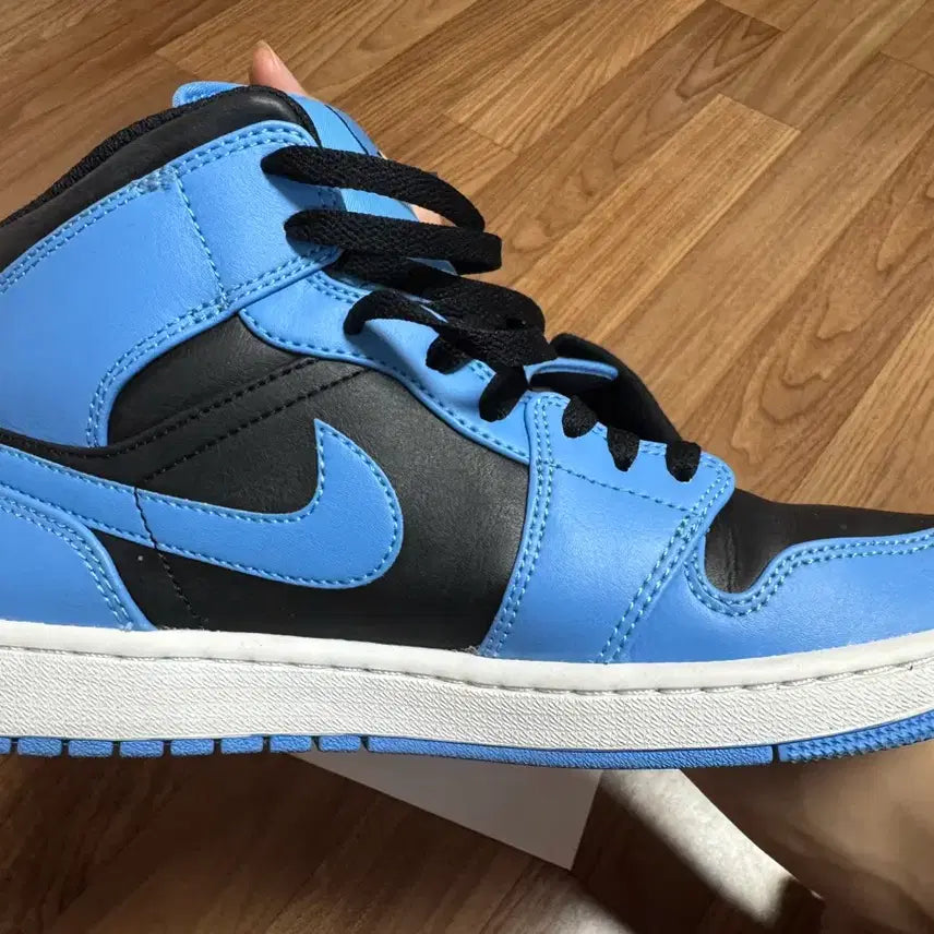 [BUNJANG] Nike Jordan 1 Mid University Blue Black Sneakers / 조던 1 미드 유니버시티 블루 블랙 275 (1회착 거의 새상품)