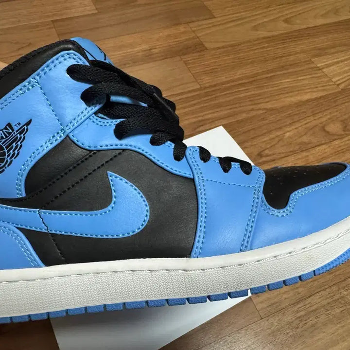 [BUNJANG] Nike Jordan 1 Mid University Blue Black Sneakers / 조던 1 미드 유니버시티 블루 블랙 275 (1회착 거의 새상품)