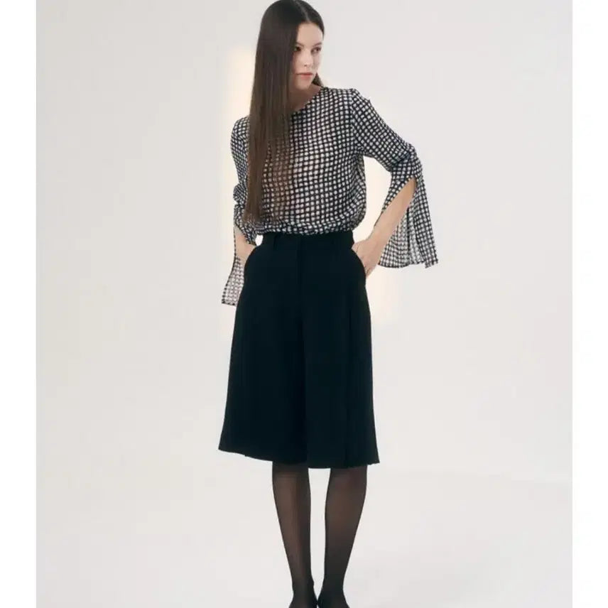 [BUNJANG] (No suitable product title available, as the input describes a clothing item for sale. It does not contain enough information to extract a group, member, or item category.) / 시착만한 택채 새상품입니다. 너무 예쁜데...길이가 저한텐 애매해서 품