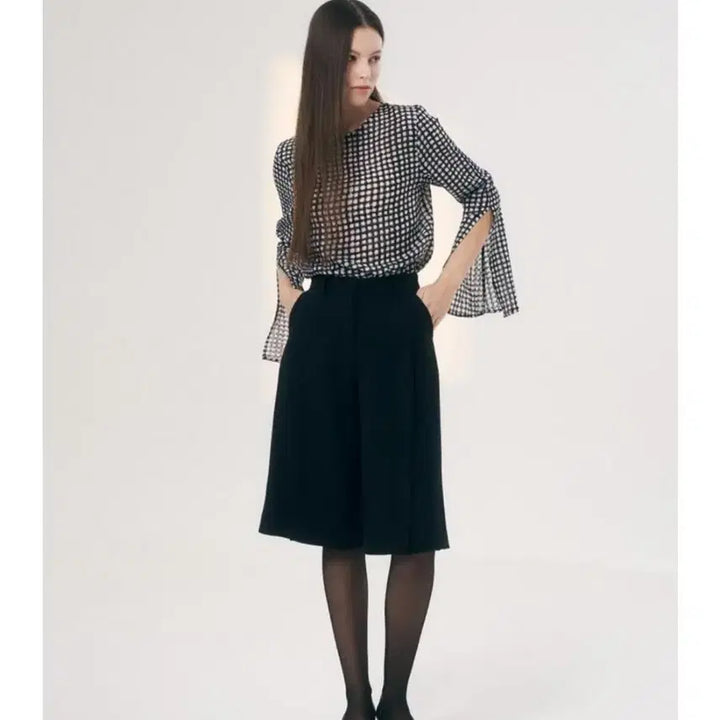 [BUNJANG] (No suitable product title available, as the input describes a clothing item for sale. It does not contain enough information to extract a group, member, or item category.) / 시착만한 택채 새상품입니다. 너무 예쁜데...길이가 저한텐 애매해서 품