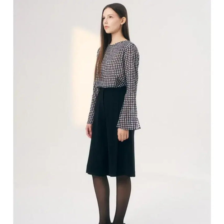 [BUNJANG] (No suitable product title available, as the input describes a clothing item for sale. It does not contain enough information to extract a group, member, or item category.) / 시착만한 택채 새상품입니다. 너무 예쁜데...길이가 저한텐 애매해서 품