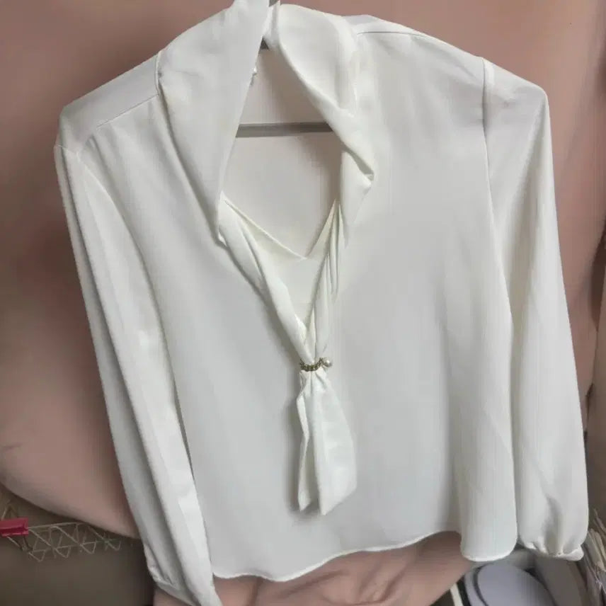 [BUNJANG] Unbranded White Blouse / 진주 장식 화이트 블라우스 새상품