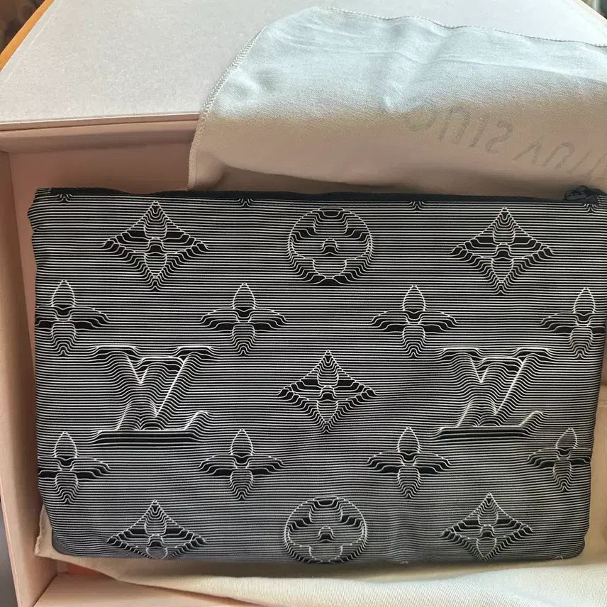[BUNJANG] Louis Vuitton 2054 Reversible Clutch / 루이비통 2054 컬렉션라인 버질 리버서블 클러치