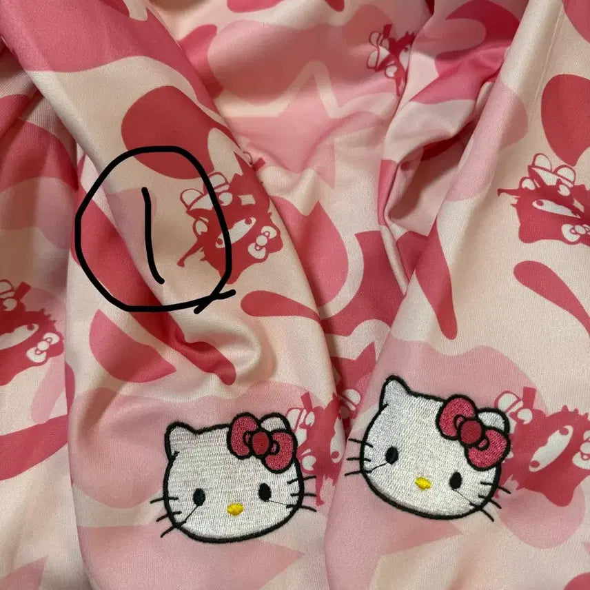 [BUNJANG] Hello Kitty Camo Hoodie Zip-up (Size M) / 헬로키티 카모 후드집업 M / 미착용 하자상품