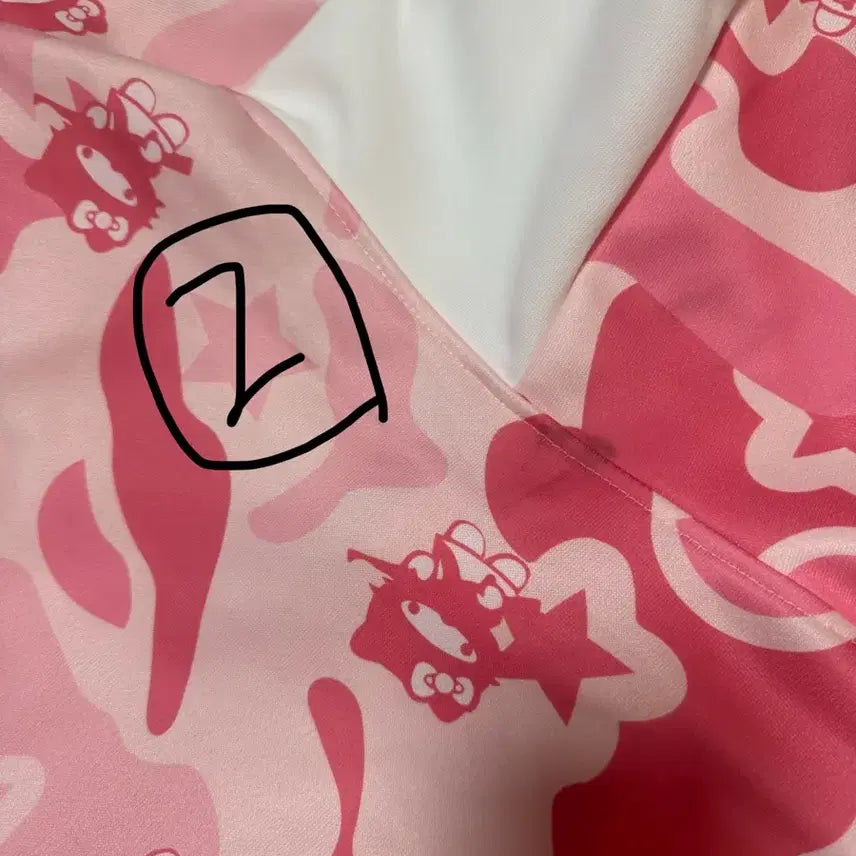 [BUNJANG] Hello Kitty Camo Hoodie Zip-up (Size M) / 헬로키티 카모 후드집업 M / 미착용 하자상품