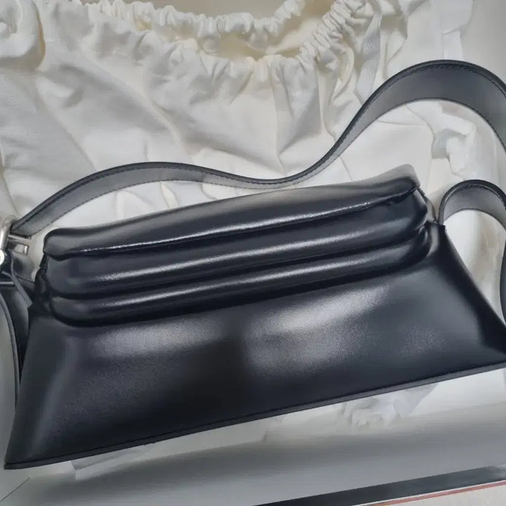 [BUNJANG] OSOI Folder Brot Black Shoulder Bag / OSOI 오소이 폴더 브롯 블랙 숄더백(새상품)