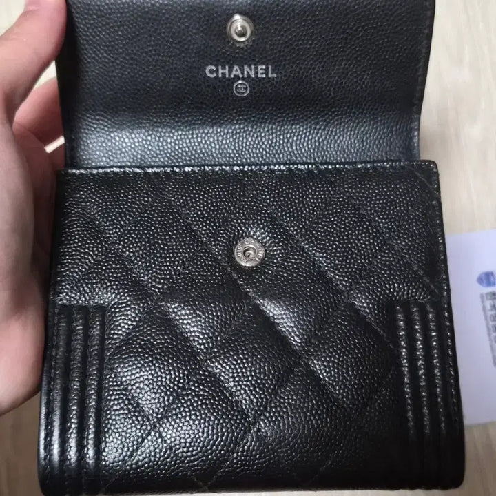 [SOLD OUT] 샤넬 캐비어 보이 플랩 반지갑 지갑 은장