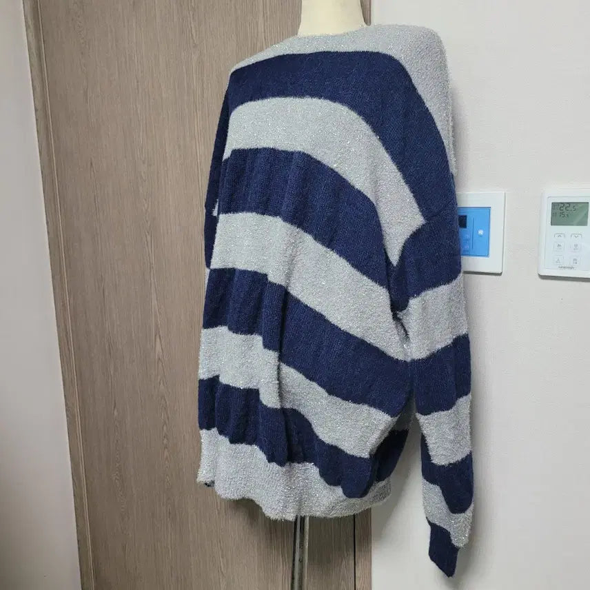 [BUNJANG] KILO KAIRO Navy/Silver Striped Knit Sweater / KILO 카일로 오버핏 네이비/실버 스트라이프 니트 스웨터