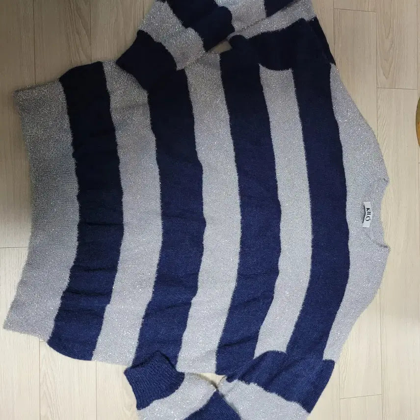 [BUNJANG] KILO KAIRO Navy/Silver Striped Knit Sweater / KILO 카일로 오버핏 네이비/실버 스트라이프 니트 스웨터