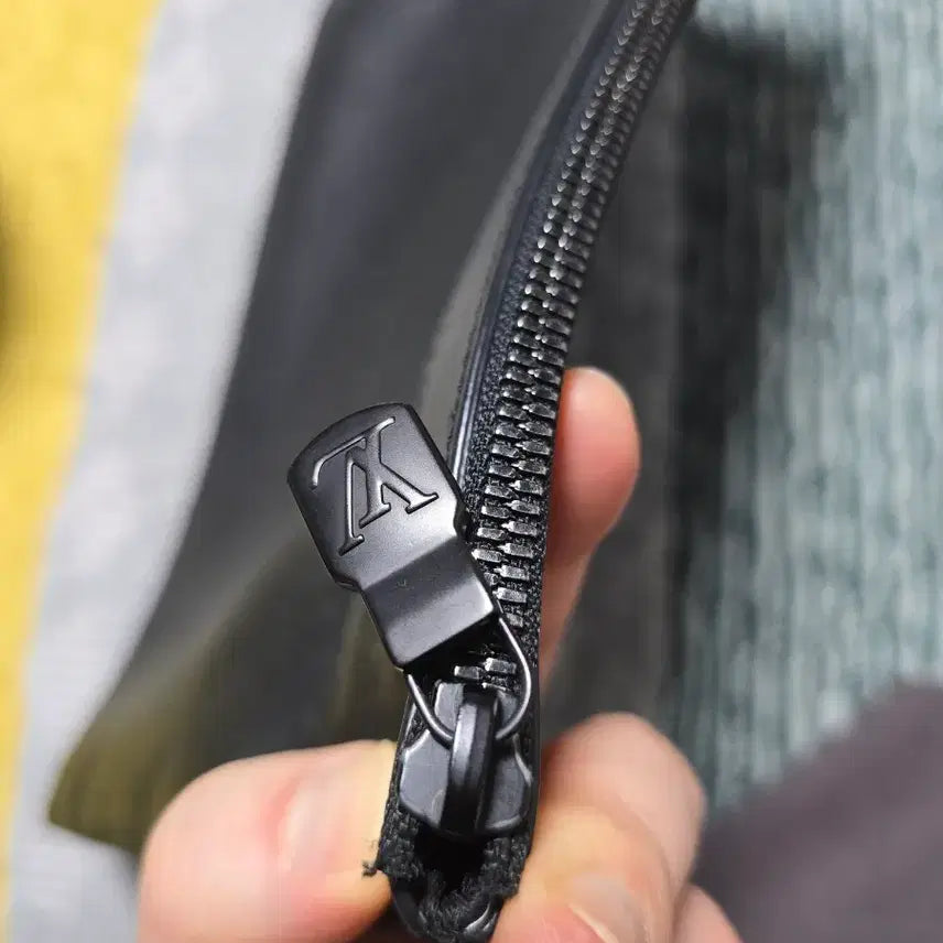 [BUNJANG] Louis Vuitton Shadow GM Clutch Bag / 루이비통 쉐도우 클러치백 블랙 GM
