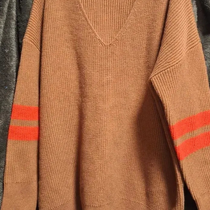 [BUNJANG] & Other Stories V-Neck Knit Sweater / & Other Stories 앤아더스토리즈 브이넥 니트 스웨터