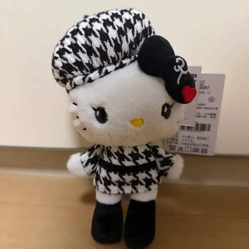 [BUNJANG] Hello Kitty Monotone Keyring Doll / 산리오 헬로키티 모노쿠로 모노톤 키링 인형