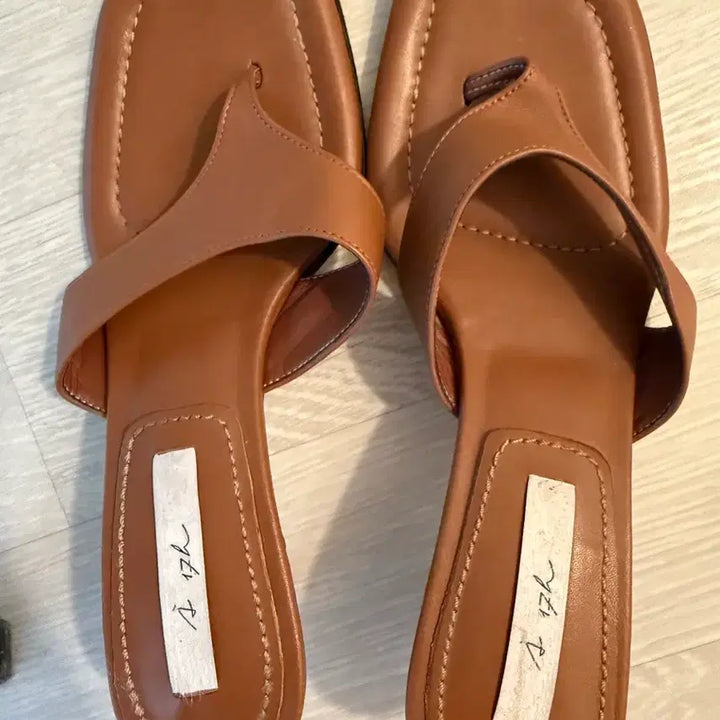 [BUNJANG] Haumji Square Flip-Flop Heel Sandals (Brown) / 하엄지 스퀘어플립플랍 힐 샌들(브라운)