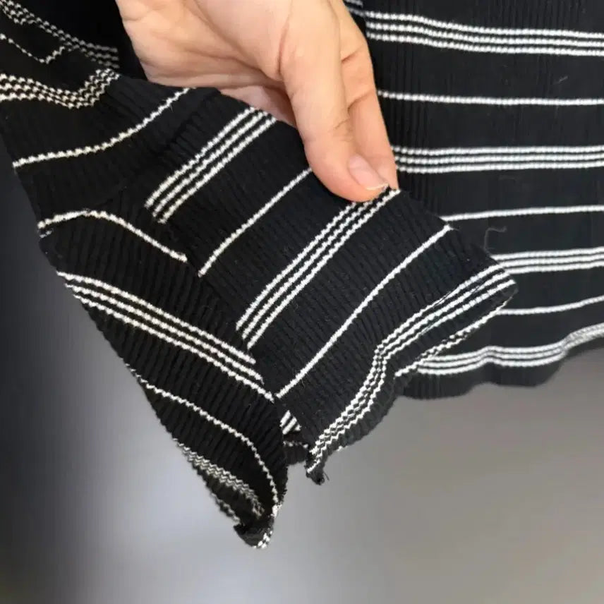 [BUNJANG] Off-Shoulder Ribbed Knit Top / 오프숄더 소매 커프스 골지 니트