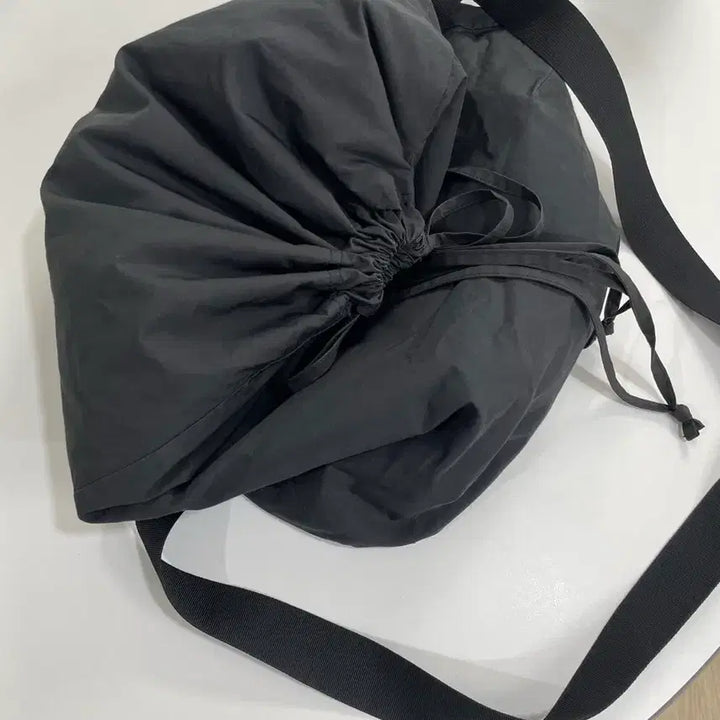 [BUNJANG] Uniqlo U Drawstring Bag / 유니클로U 검정색 드로우스트링 가방