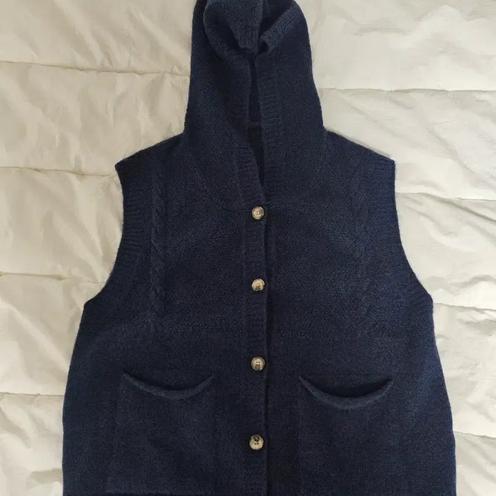 [BUNJANG] Baon Igeli Cable Knit Hooded Vest (Navy) / 바온 이겔리 꽈배기 버튼 니트 후드 조끼 (네이비)