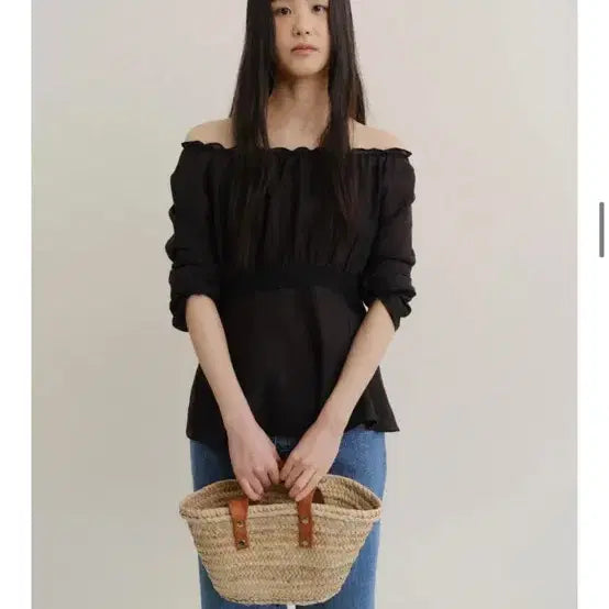 [SOLD OUT] 호와스 오프숄더 블라우스 블랙