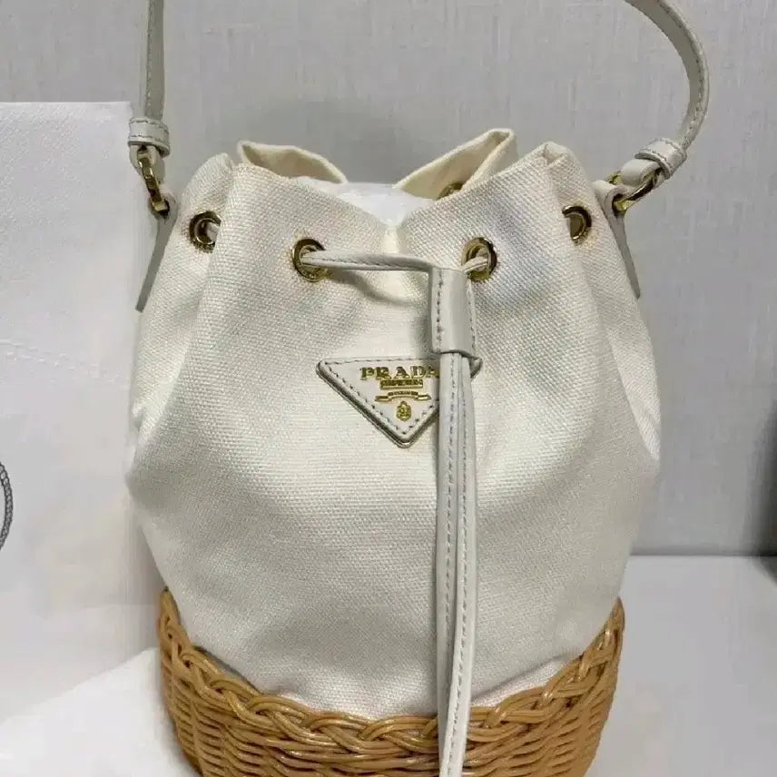 [BUNJANG] Prada Rafia Bucket Bag White + Strap / 프라다 라피아 버킷백 화이트 + 스트랩