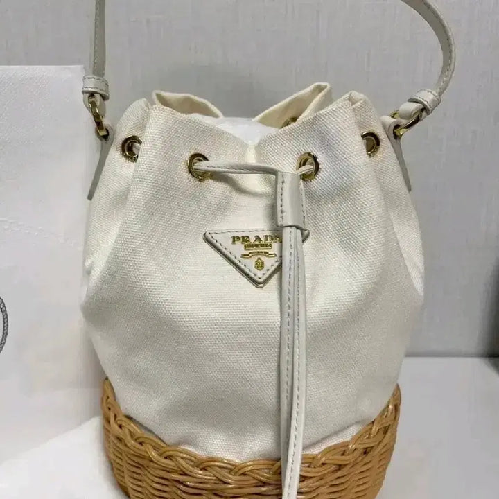 [BUNJANG] Prada Rafia Bucket Bag White + Strap / 프라다 라피아 버킷백 화이트 + 스트랩
