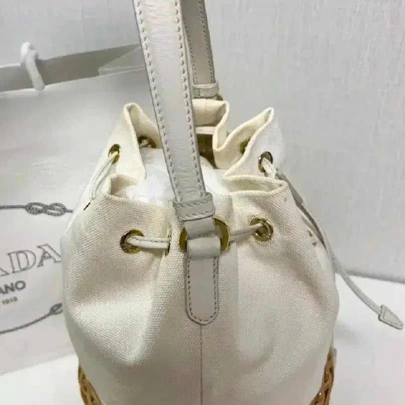 [BUNJANG] Prada Rafia Bucket Bag White + Strap / 프라다 라피아 버킷백 화이트 + 스트랩