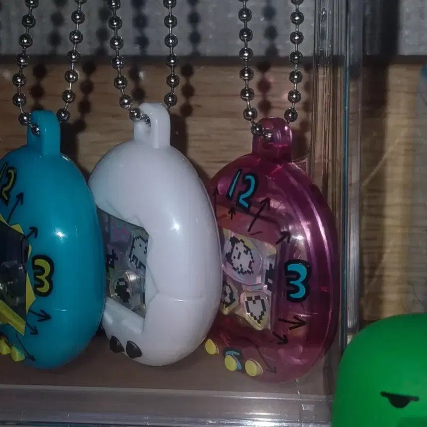 [BUNJANG] Tamagotchi Shaka Shaka Charm Collection Keyring (White, Clear Pink) / 다마고치 샤카샤카 참 컬렉션 키링 가챠 화이트 클리어핑크 판매