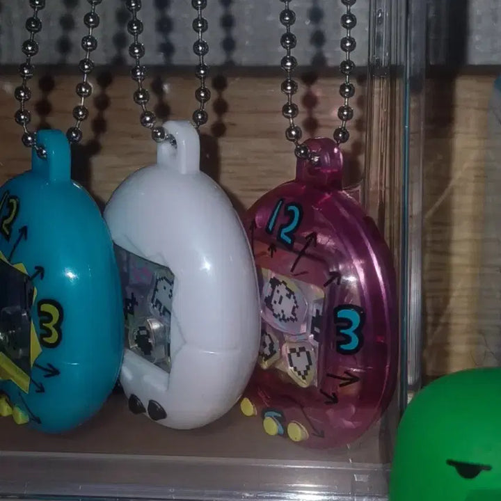 [BUNJANG] Tamagotchi Shaka Shaka Charm Collection Keyring (White, Clear Pink) / 다마고치 샤카샤카 참 컬렉션 키링 가챠 화이트 클리어핑크 판매