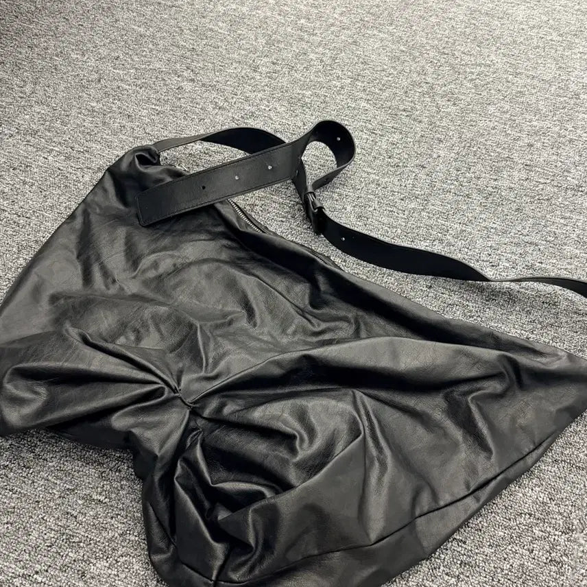 [SOLD OUT] 라퍼지 스토어 / 버핑레더 플리츠 숄더백