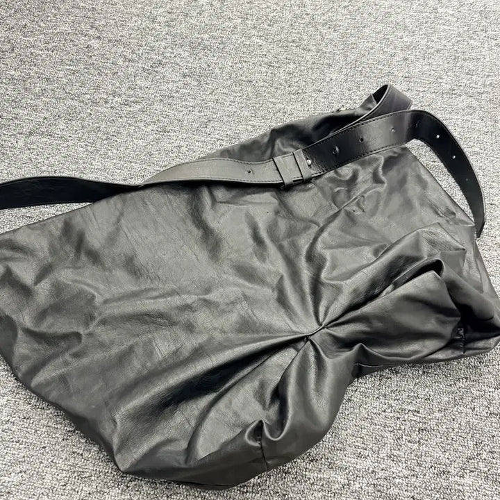 [SOLD OUT] 라퍼지 스토어 / 버핑레더 플리츠 숄더백