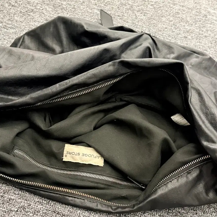 [SOLD OUT] 라퍼지 스토어 / 버핑레더 플리츠 숄더백