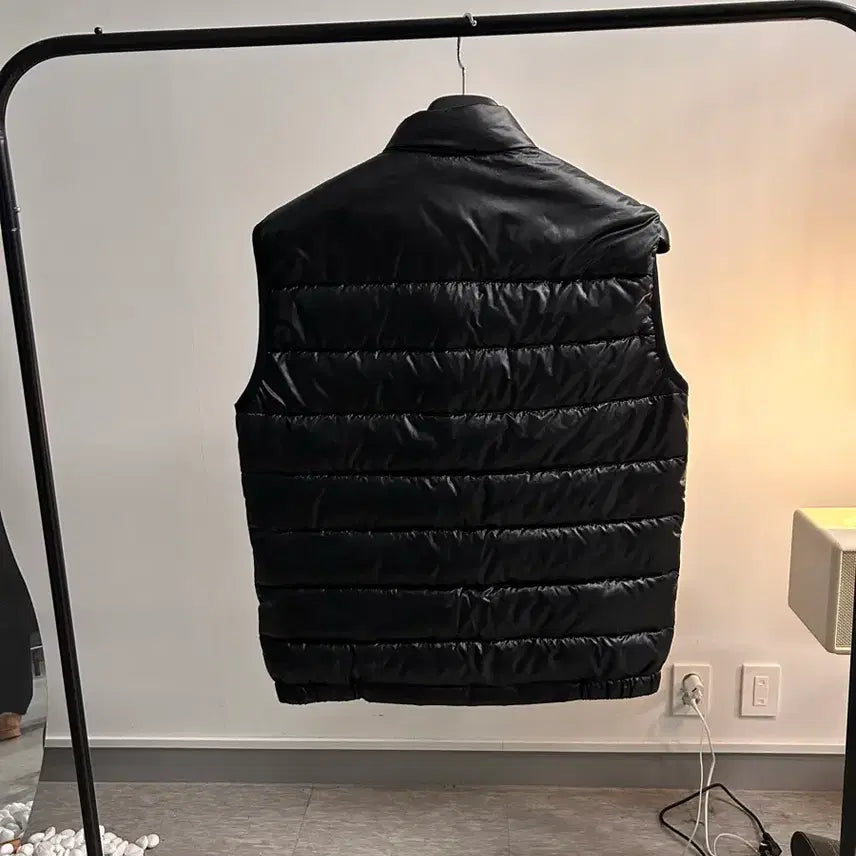 [BUNJANG] Prada Re-Nylon Triangle Logo Vest / [새상품급,50] 프라다 리나일론 삼각로고 조끼패딩