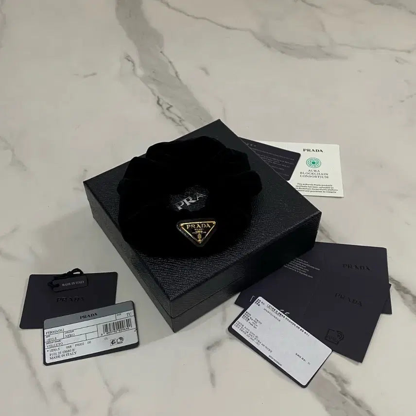 [BUNJANG] Prada Velvet Scrunchie Hairband / 거의새것 프라다 벨벳 스크런치 헤어밴드 헤어곱창 헤어슈슈