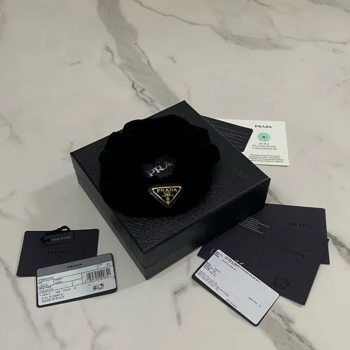 [BUNJANG] Prada Velvet Scrunchie Hairband / 거의새것 프라다 벨벳 스크런치 헤어밴드 헤어곱창 헤어슈슈