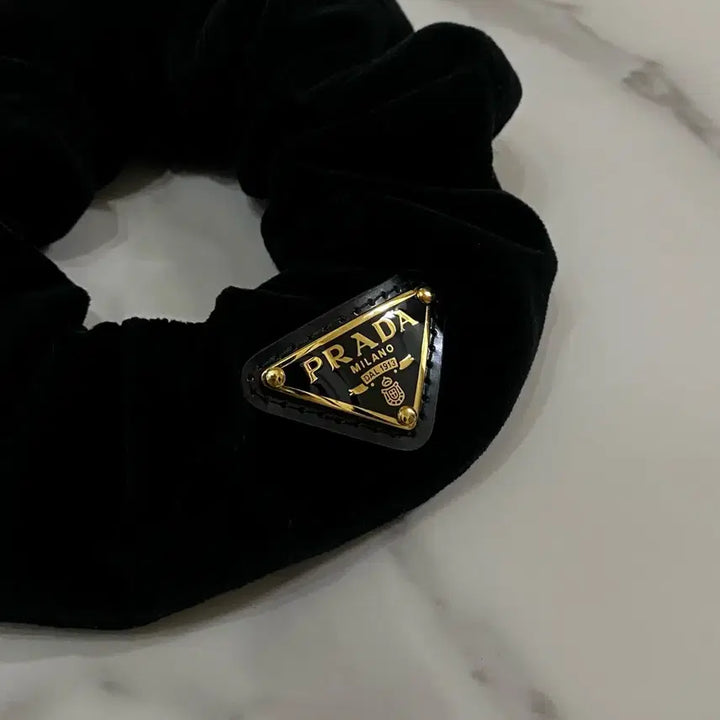 [BUNJANG] Prada Velvet Scrunchie Hairband / 거의새것 프라다 벨벳 스크런치 헤어밴드 헤어곱창 헤어슈슈