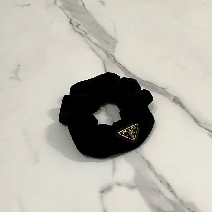 [BUNJANG] Prada Velvet Scrunchie Hairband / 거의새것 프라다 벨벳 스크런치 헤어밴드 헤어곱창 헤어슈슈