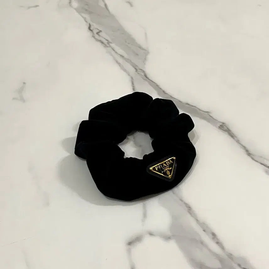 [BUNJANG] Prada Velvet Scrunchie Hairband / 거의새것 프라다 벨벳 스크런치 헤어밴드 헤어곱창 헤어슈슈