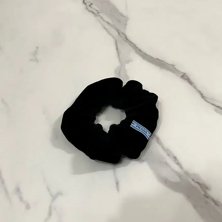 [BUNJANG] Prada Velvet Scrunchie Hairband / 거의새것 프라다 벨벳 스크런치 헤어밴드 헤어곱창 헤어슈슈