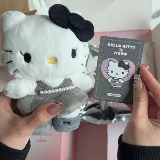 [BUNJANG] Hello Kitty Jisoo Collaboration Plush Doll Keyring / 헬로키티 지수 콜라보 인형 키링 블랙그레이