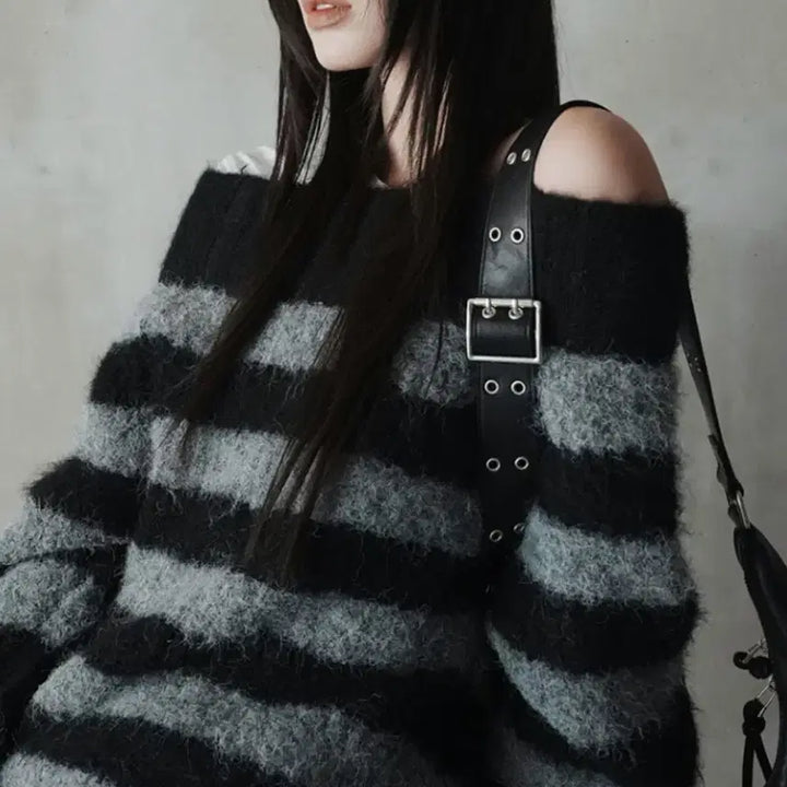 [BUNJANG] Skeem Incising Convertible Shoulder Sweater / 스키즘인듀싱 컨버터블 숄더 스웨터