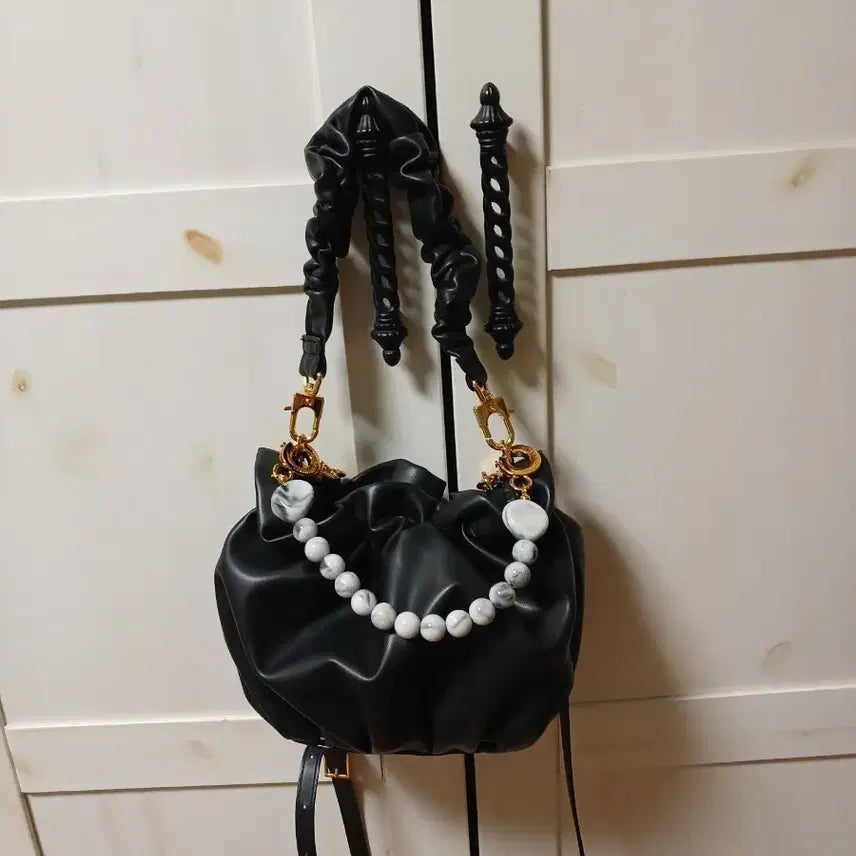 [SOLD OUT] 찰스앤키스 블랙 셔링 버킷백 + 구슬 스트랩