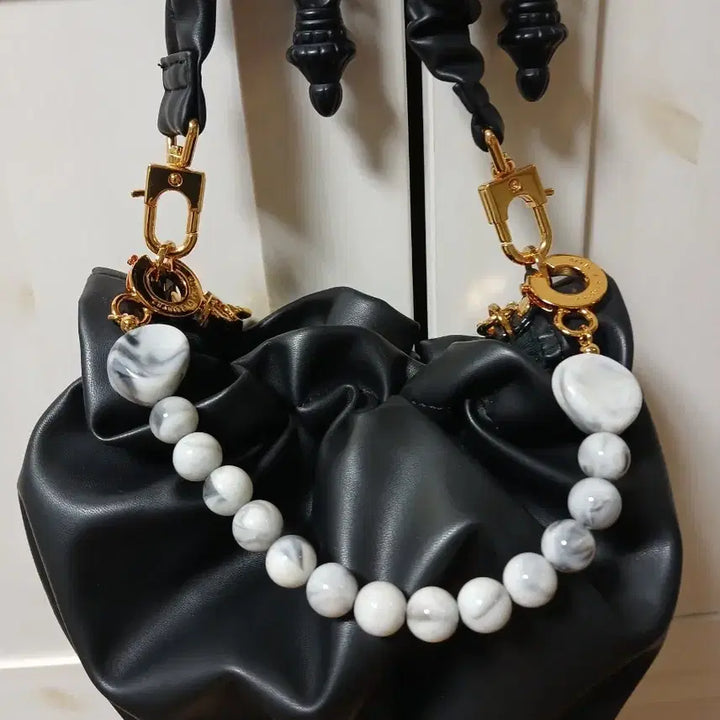 [SOLD OUT] 찰스앤키스 블랙 셔링 버킷백 + 구슬 스트랩