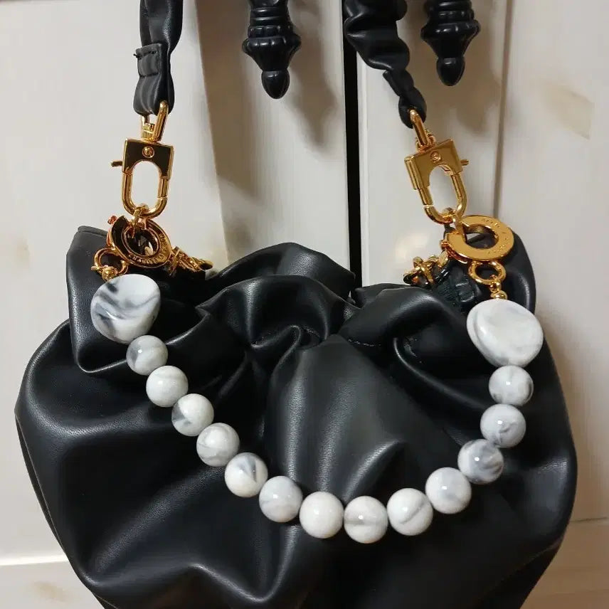 [SOLD OUT] 찰스앤키스 블랙 셔링 버킷백 + 구슬 스트랩