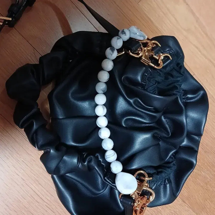 [SOLD OUT] 찰스앤키스 블랙 셔링 버킷백 + 구슬 스트랩