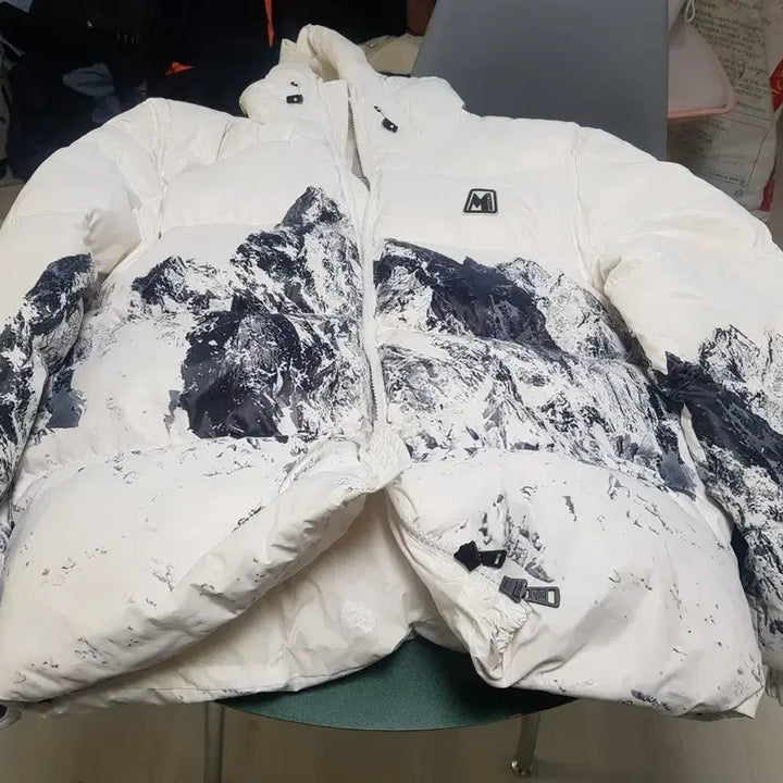 [SOLD OUT] 몽클레어 화이트 산 프린팅 패딩